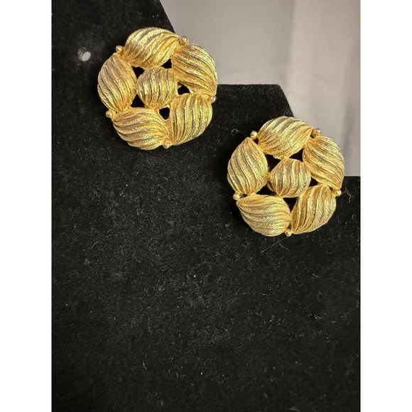 Lisner Jewelry Jewelry - Vintage Lisner Gold Tone Clip On Earrings Signed Textured Mid Century